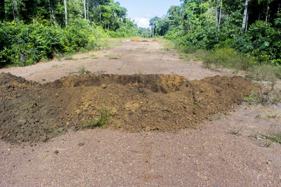 Begraven vliegtuig opgegraven en illegale landingsbaan onklaar gemaakt